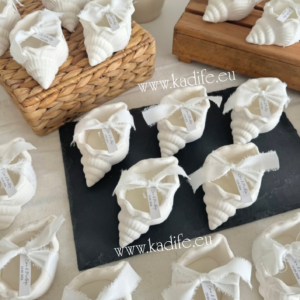 Свещ рапан с нежна декорация