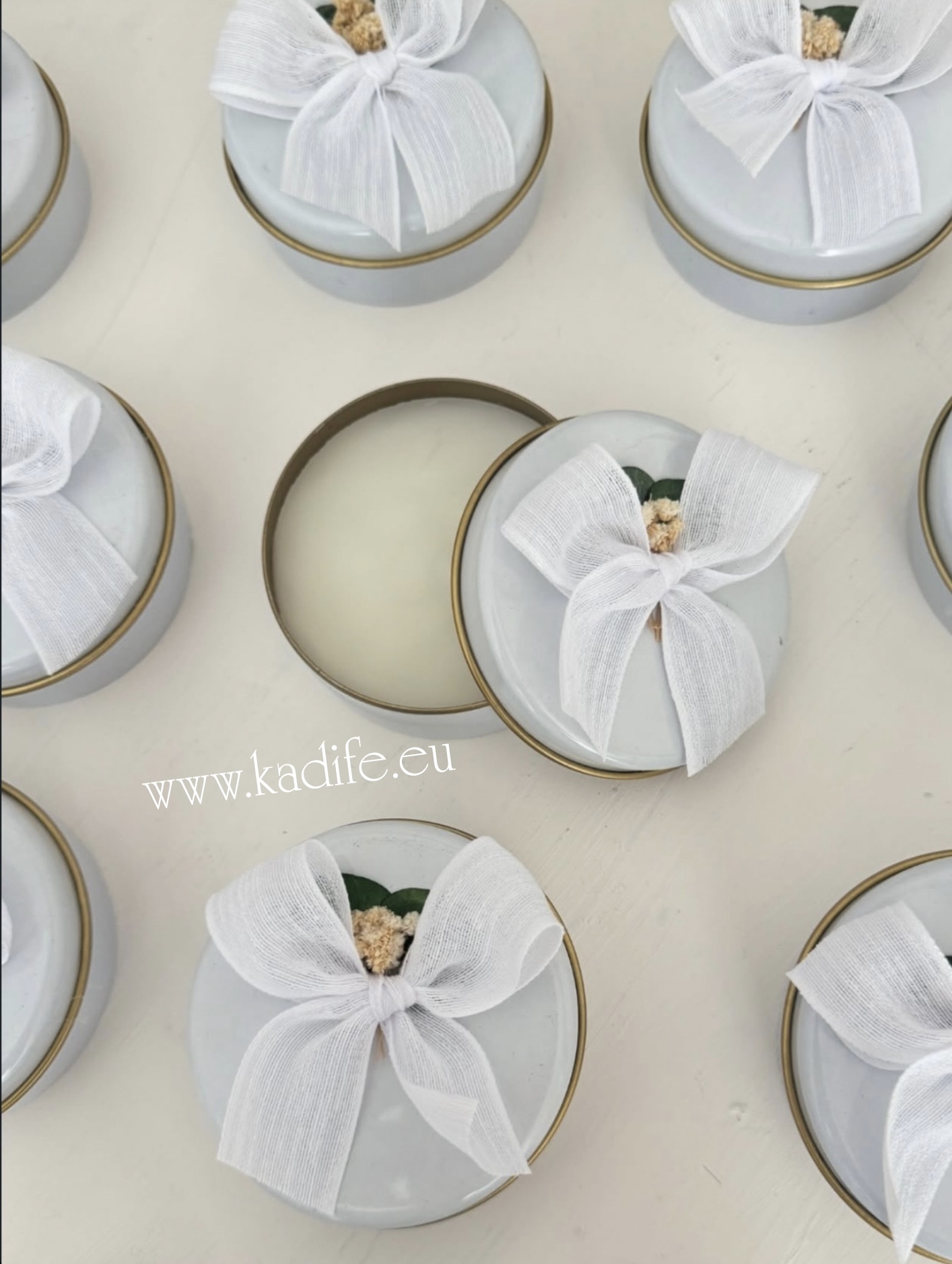 Свещ в метална кутийка- нежен и красив модел