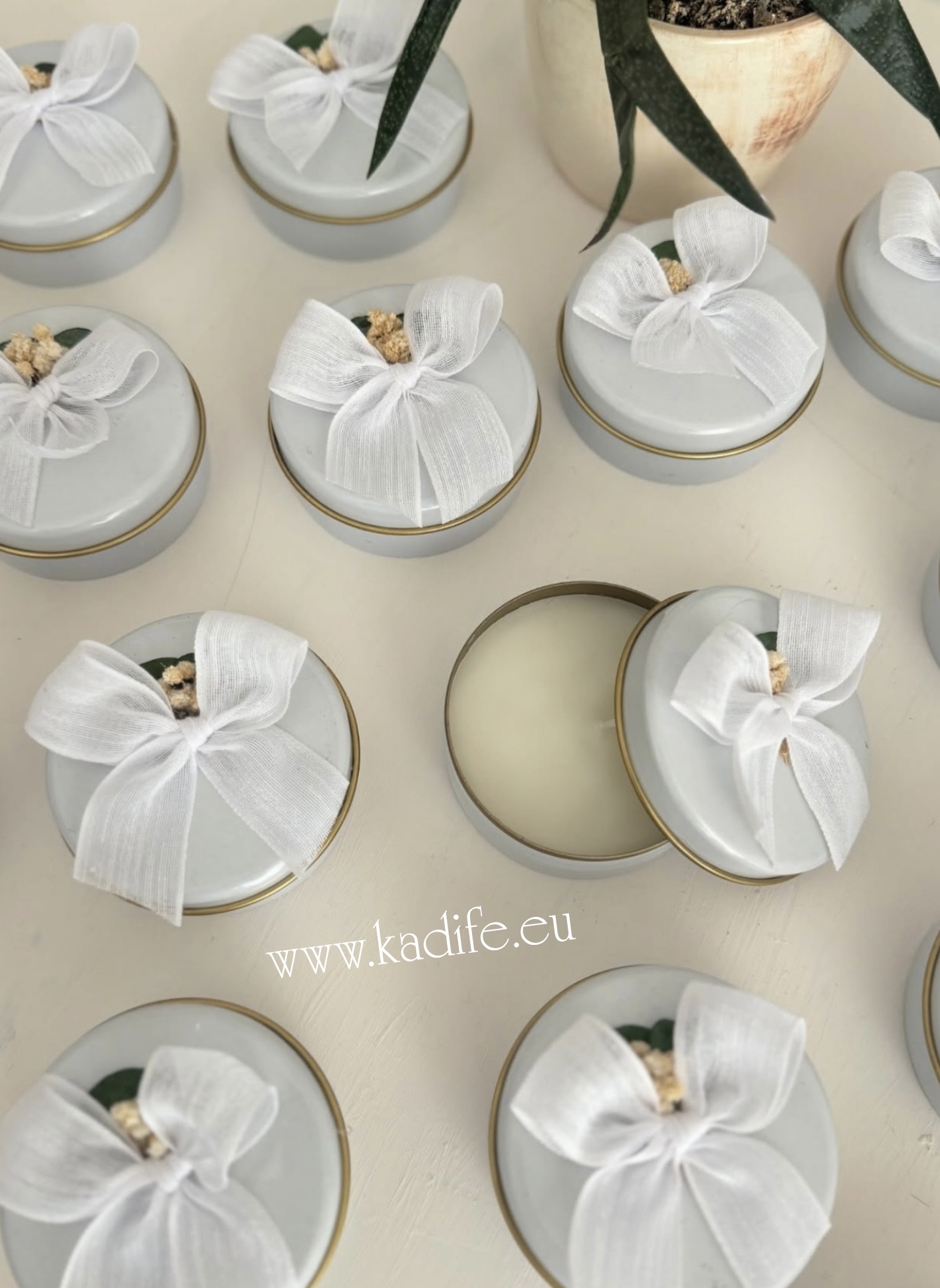 Свещ в метална кутийка- нежен и красив модел - Image 3